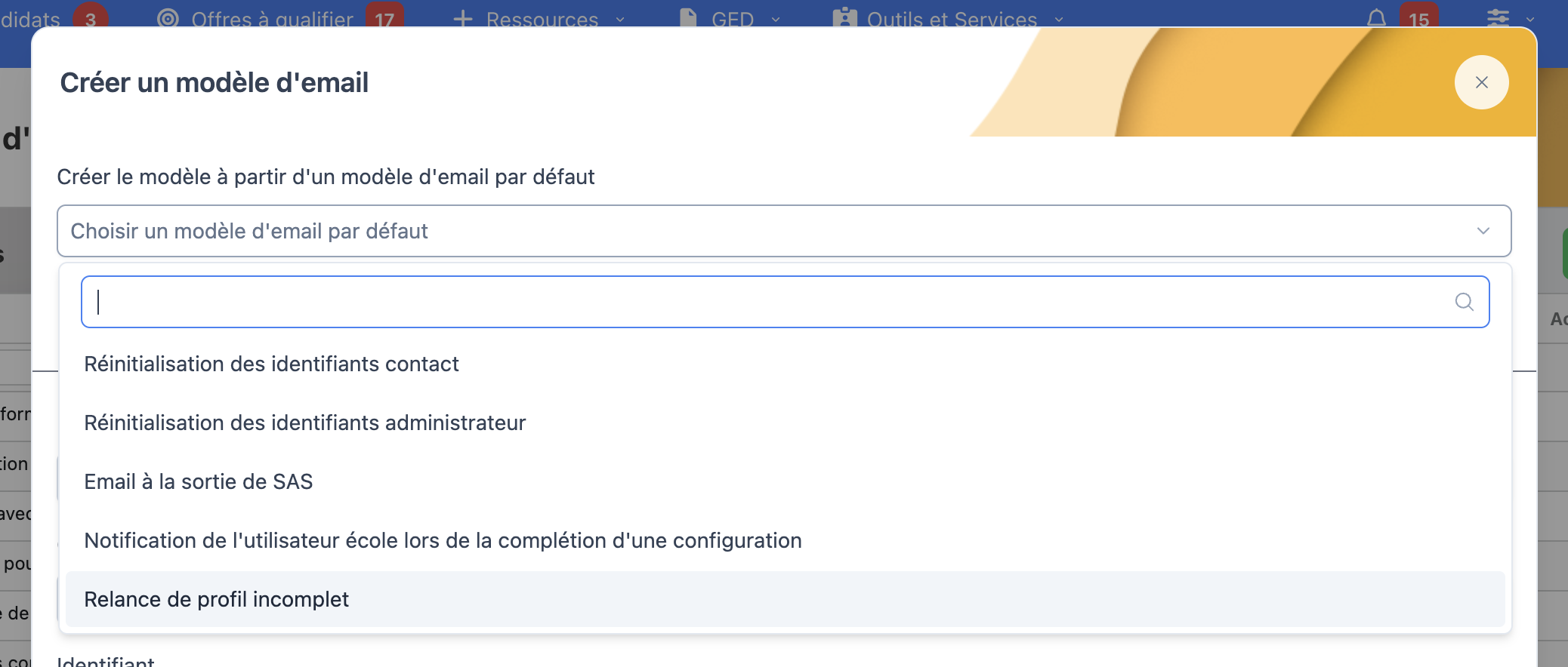 Liste des modèles d'e-mail par défaut, dont Relance de profil incomplet